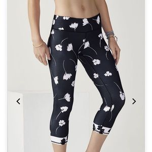 NWOT Fabletics Salar Printed PowerHold® Capris
